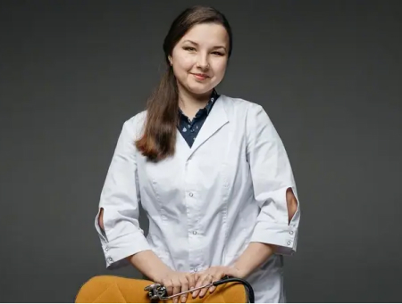 Плюсы обращения в частную клинику Врач на темном фоне возле кресла